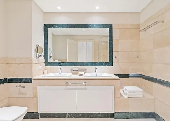 With A Garden Near The Sea In Gran Bahia De 아파트 마르베야