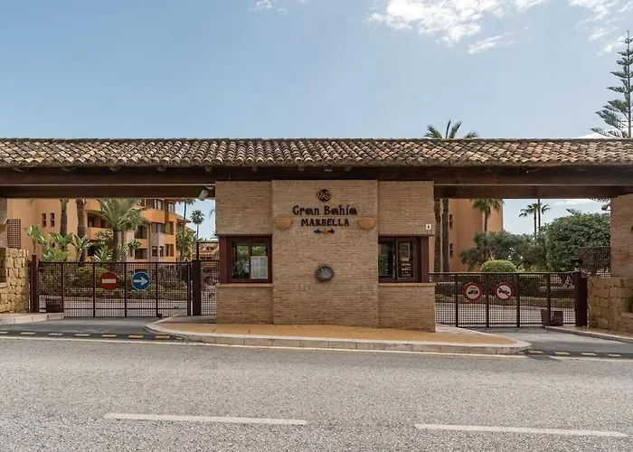 With A Garden Near The Sea In Gran Bahia De 마르베야